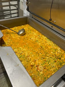 Paella aux fruits de mer et manchon de poulet