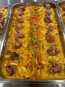 Paella aux fruits de mer et manchon de poulet